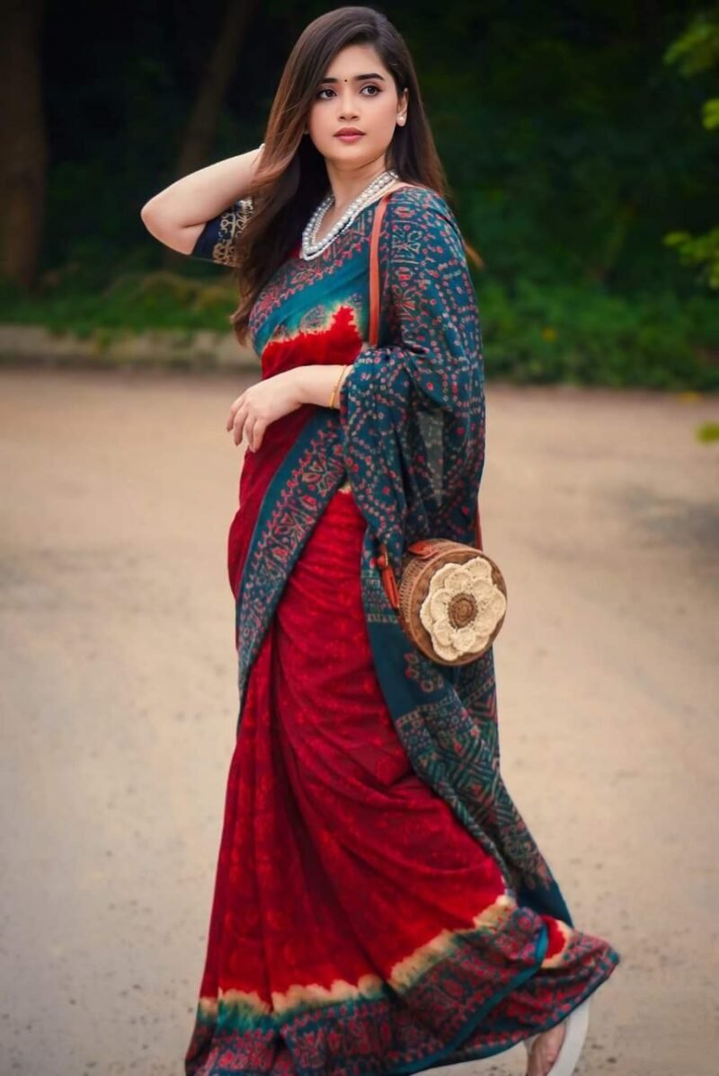 ”প্রিমিয়াম বাটিক সিল্ক মসলিন শাড়ী ব্লাউজ পিস সহ - Image 3